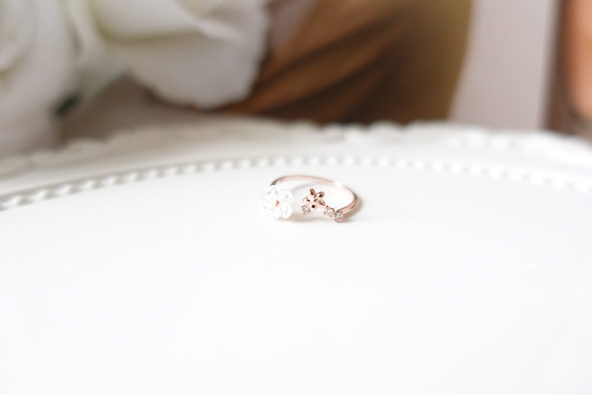 Bea Seashell Flower Crystal Ring