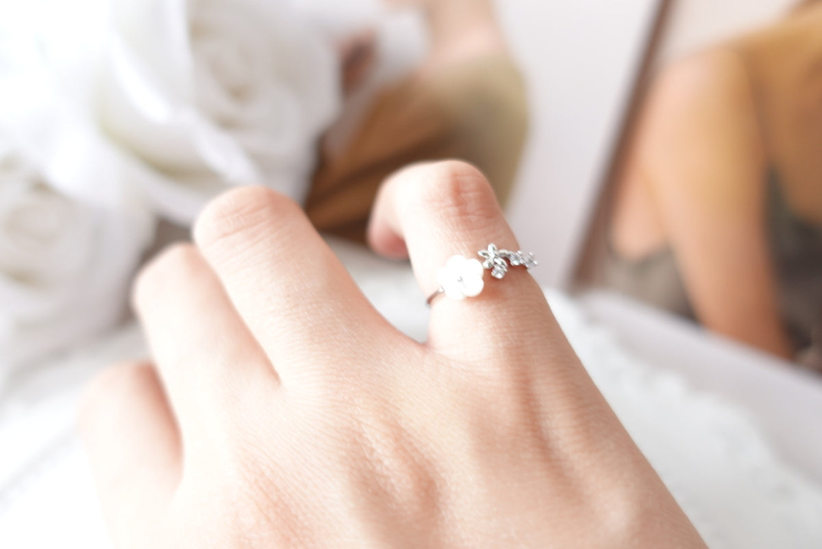 Bea Seashell Flower Crystal Ring