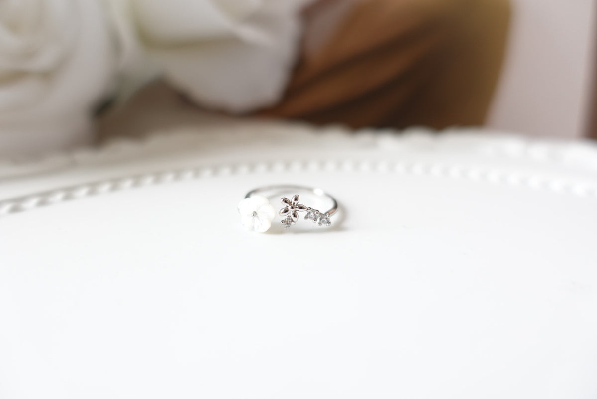 Bea Seashell Flower Crystal Ring