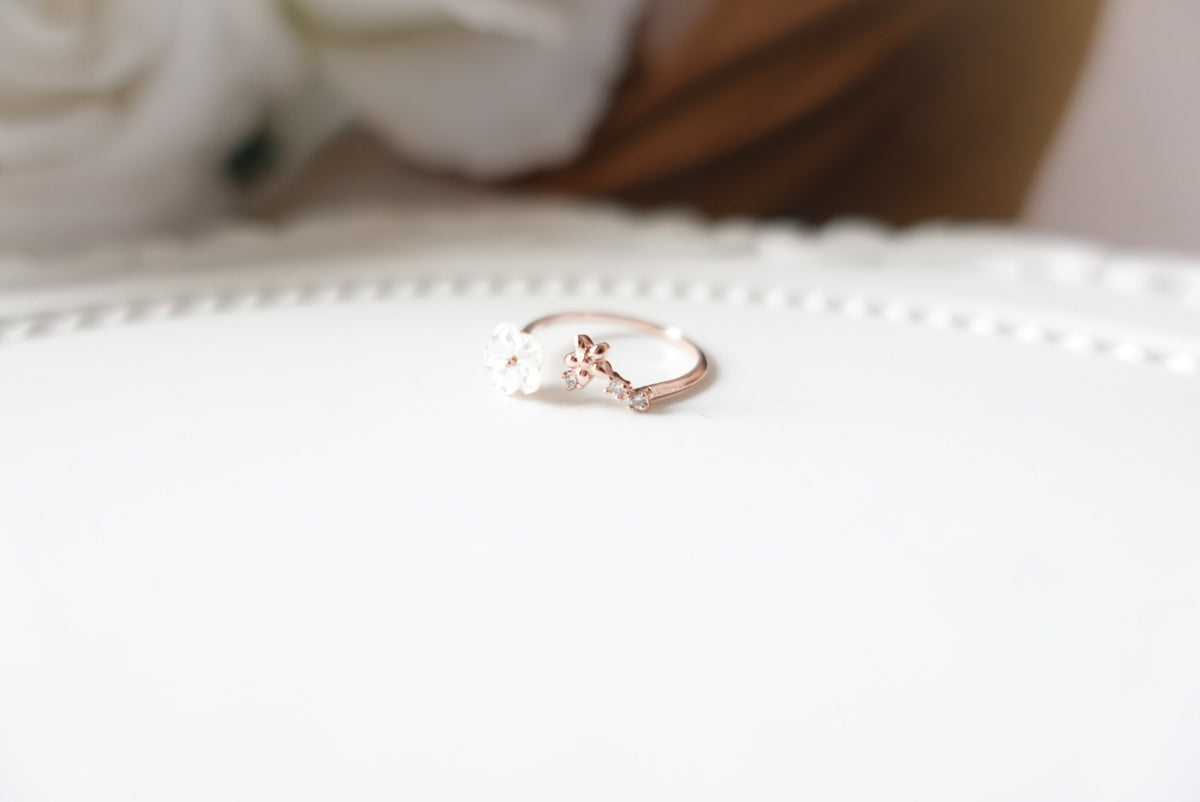 Bea Seashell Flower Crystal Ring